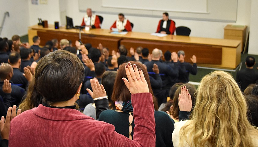 Cérémonie de prestation de serment d’élèves et de personnels à l’ÉNAP, le 17 décembre 2024