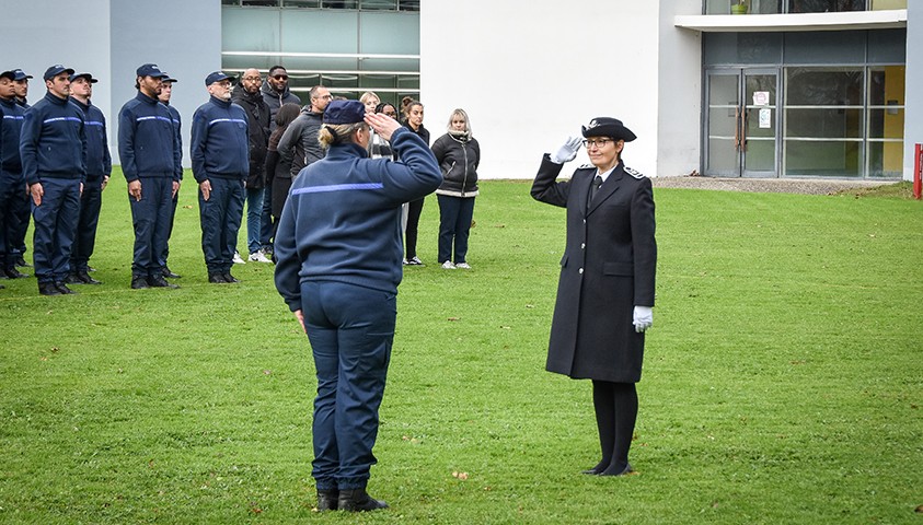 Arrivée de la 220e promotion d'élèves surveillants, accueil institutionnel lors de la levée des couleurs