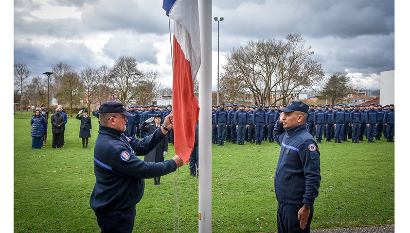 Arrivée de la 220e promotion d'élèves surveillants, accueil institutionnel lors de la levée des couleurs