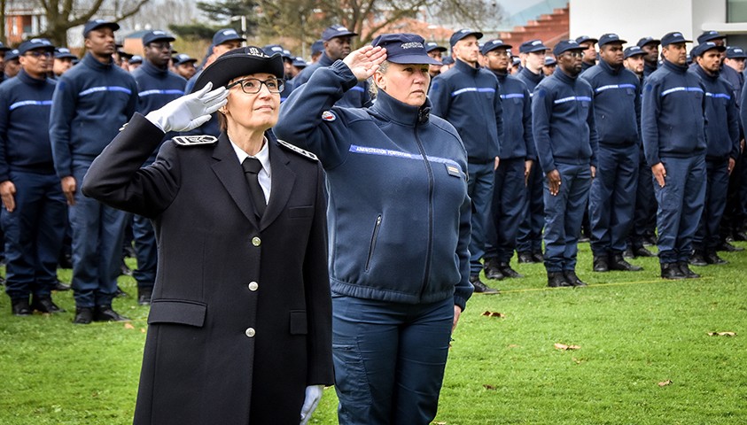 Arrivée de la 220e promotion d'élèves surveillants, accueil institutionnel lors de la levée des couleurs