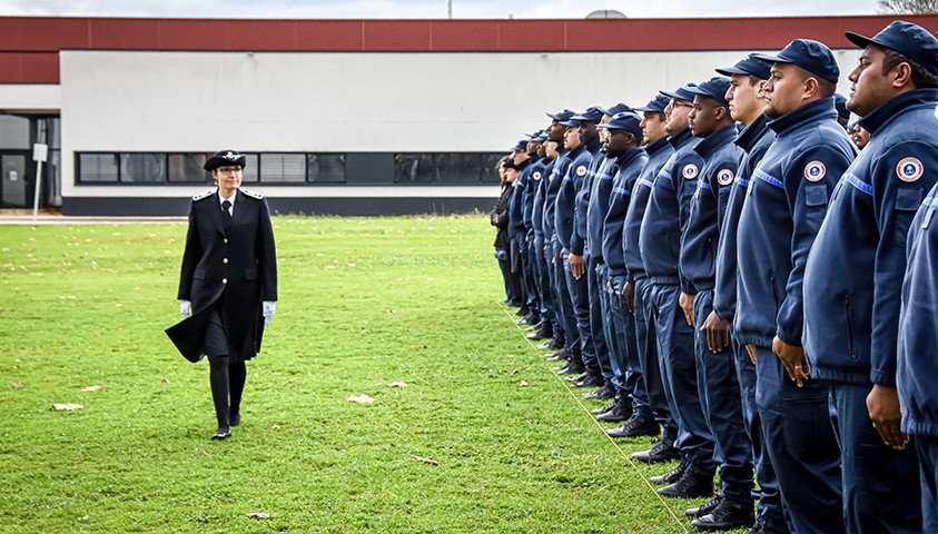 Arrivée de la 220e promotion d'élèves surveillants, accueil institutionnel lors de la levée des couleurs