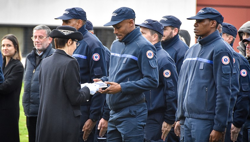 Arrivée de la 220e promotion d'élèves surveillants, remise des codes de déontologie du service public pénitentiaire aux élèves