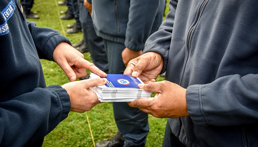 Arrivée de la 220e promotion d'élèves surveillants, remise des codes de déontologie du service public pénitentiaire aux élèves