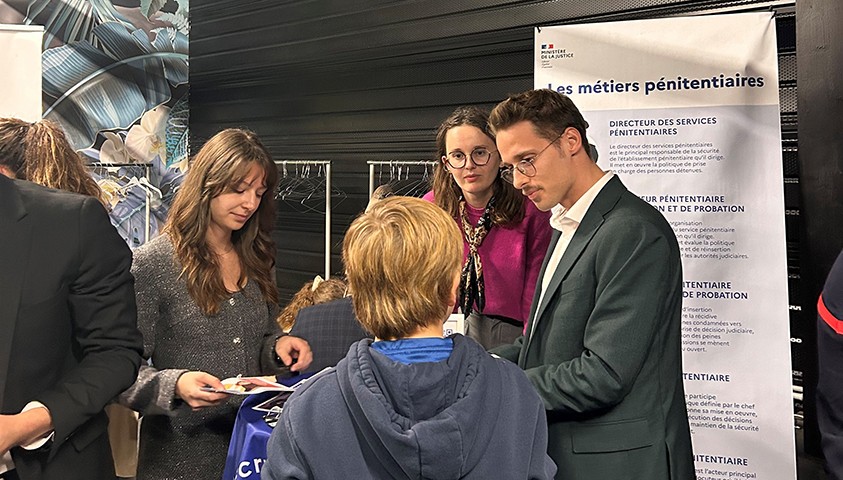 Stand de l'ÉNAP lors d'un salon des métiers