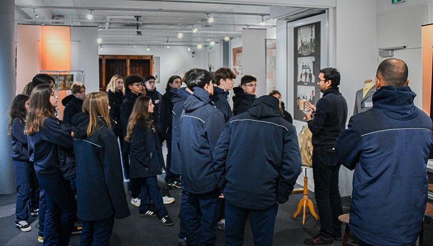 Présentation de l'espace muséal de l'ÉNAP à des jeunes du SNU