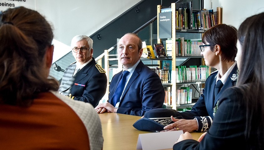 Monsieur Laurent Marcangeli rencontre des élèves de l'ÉNAP