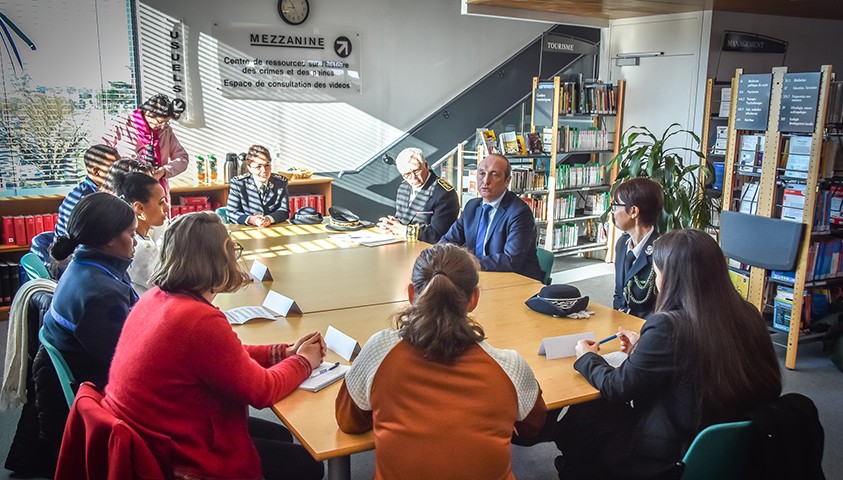 Monsieur Laurent Marcangeli rencontre des élèves de l'ÉNAP