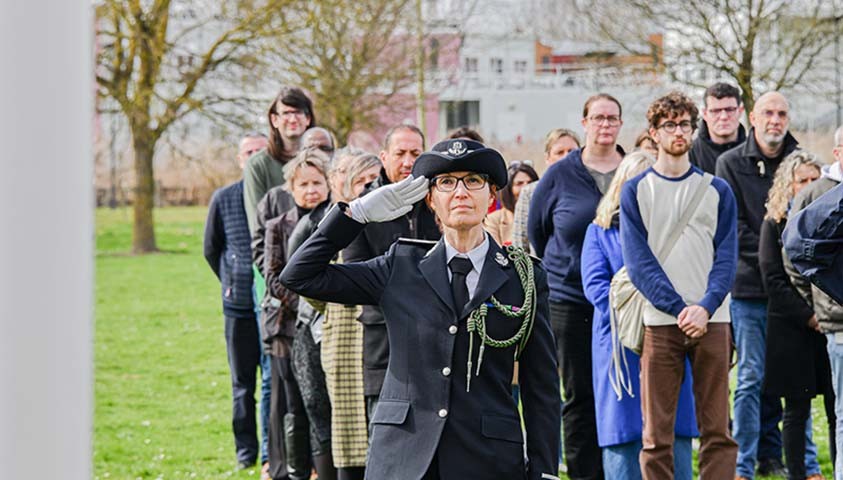 Sophie Bondil - Salut au drapeau lors de la levée des couleurs