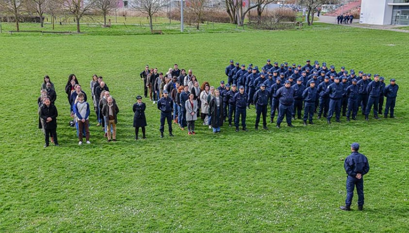 Personnels et élèves rassemblés pour la levée des couleurs du 3 mars 2025