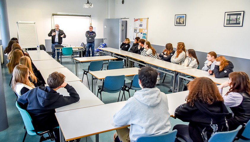 Groupe d'élèves venus visiter l'ÉNAP lors de la journée porte ouverte