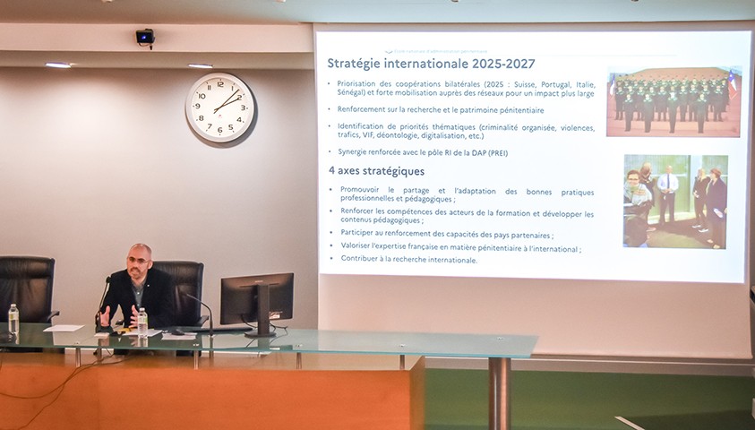 Amphithéâtre de restitution des actions internationales de l’ÉNAP, Cédric Le Bossé responsable de l'unité relations internationales
