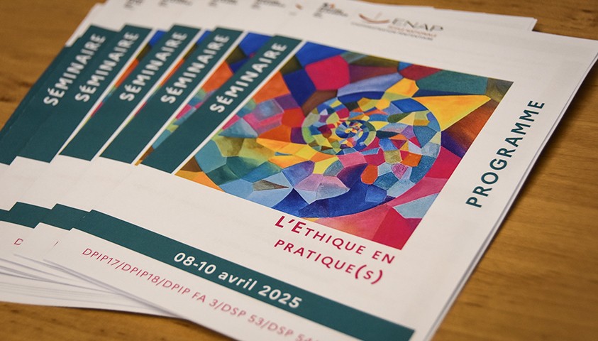 L’Éthique en pratiques : un séminaire au cœur des enjeux humains et professionnels à l’ÉNAP, photo des programmes du séminaire..
