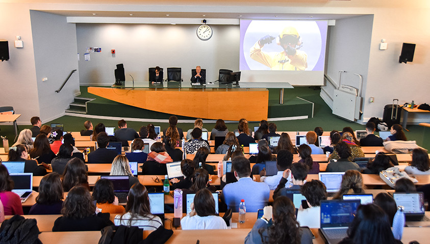 L’amiral Jacques Launay partage son expérience du commandement avec les élèves directrices et directeurs de l’ÉNAP