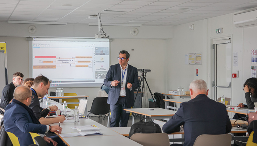 M. Abdelkader Dessain, Chef du Département droit et service public (ÉNAP) modérant le sous-groupe de travail sur « Risques corruptifs : Protéger l’institution et ses personnels par la formation - Les angles morts de la formation »