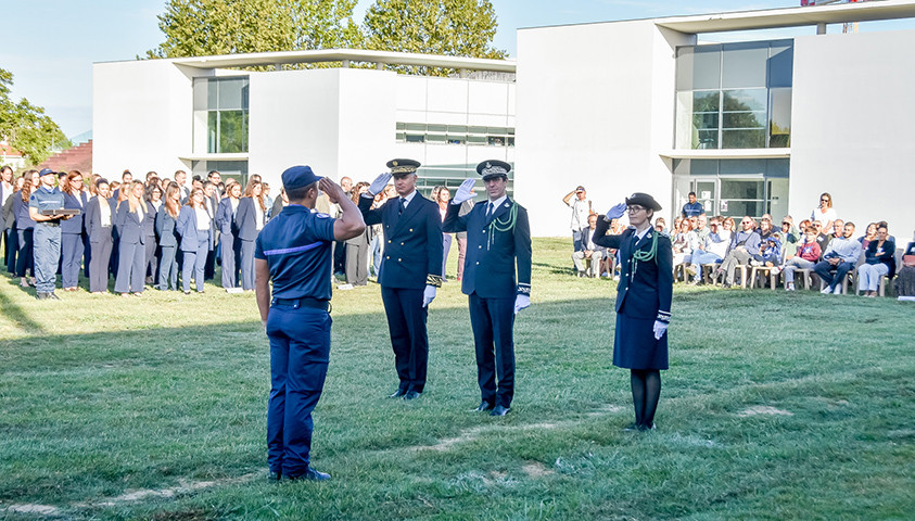 Photographie de la cérémonie de fin de formation de deux promotions de cadres de l'administration pénitentiaire