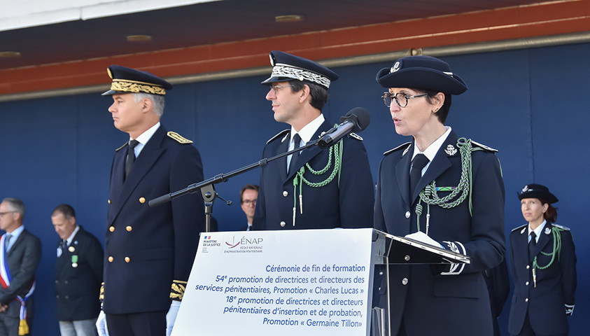 Photographie de la cérémonie de fin de formation de deux promotions de cadres de l'administration pénitentiaire