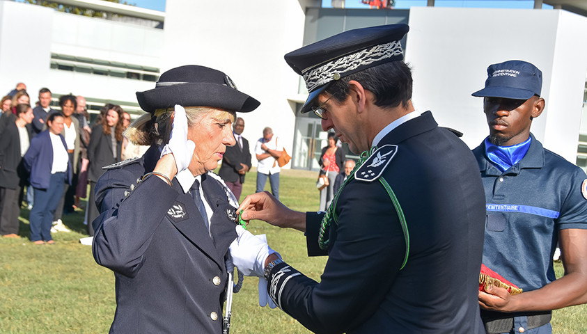 Remise de la médaille d’honneur de l’administration pénitentiaire, échelon bronze, à Madame Dominique Lasserre-Cussigh, commissaire générale, directrice interdépartementale de la police nationale