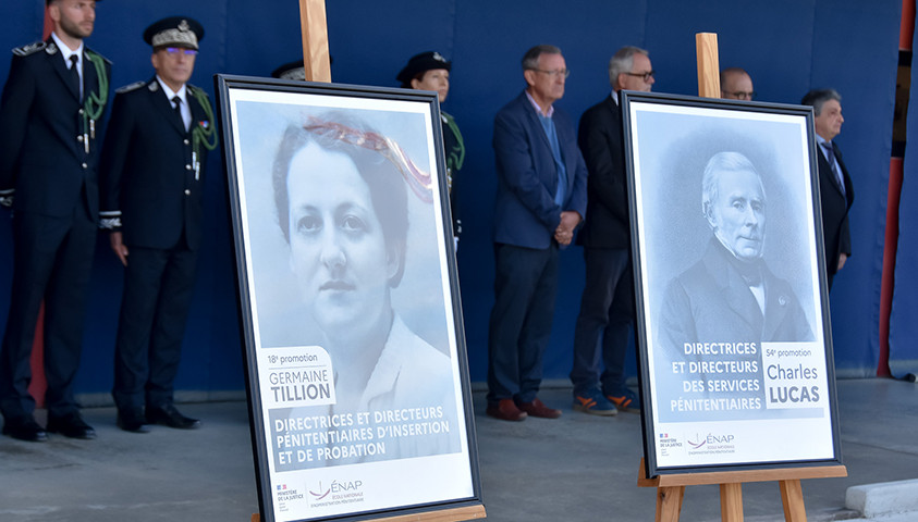 Photographie des affiches illustrant les noms de promotions célébrant leur fin de formation