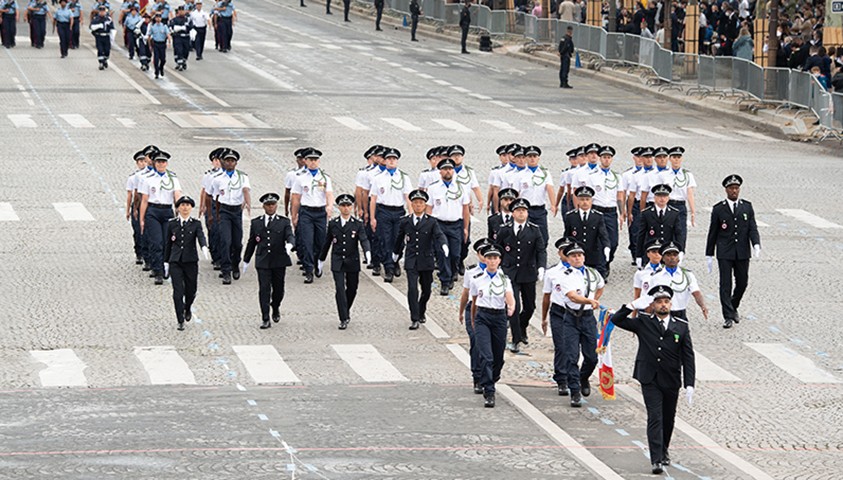 Le cœur du défilé : Le 14 juillet porté par toute une école, vu de l’intérieur Crédit photo : ECPAD