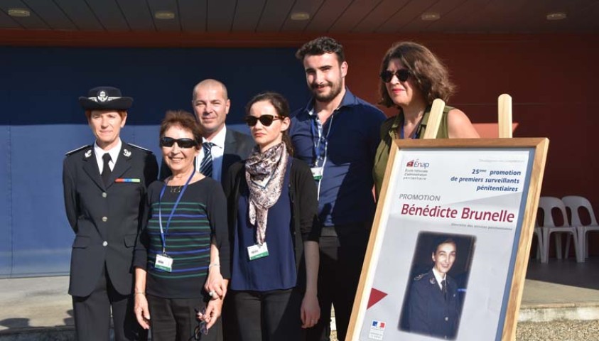 Cérémonie de fin de formation de la 25ème promotion de premiers surveillants « promotion  Bénédicte Brunelle ». La famille de Bénédicte Brunelle avec Sophie Bleuet, directrice de l'Enap