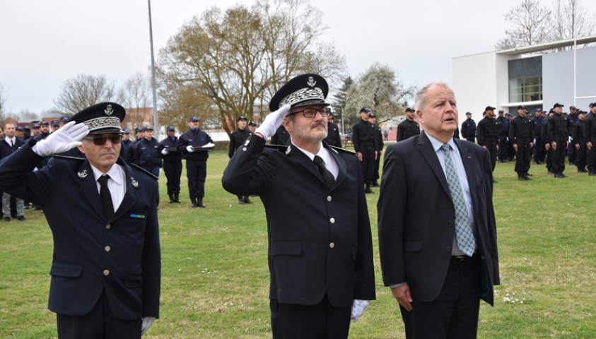 Rassemblement de fin de formation de la FAE ERIS 2018-2019. Arrivée des autorités : Jean-Philippe Mayol, directeur-adjoint de l'Enap, Christophe Millescamps, directeur de l'Enap, et Jacques Launay, président du conseil d'administration de l'Enap.