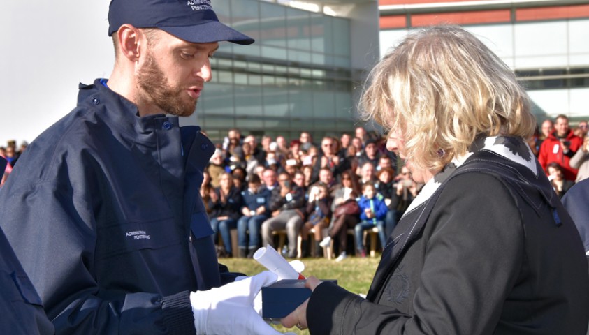 Cérémonie de fin de formation de la 194ème promotion de surveillants, Promotion Clarissa Jean-Philippe. Remise de la médaille de l'Ecole au major de la promotion.