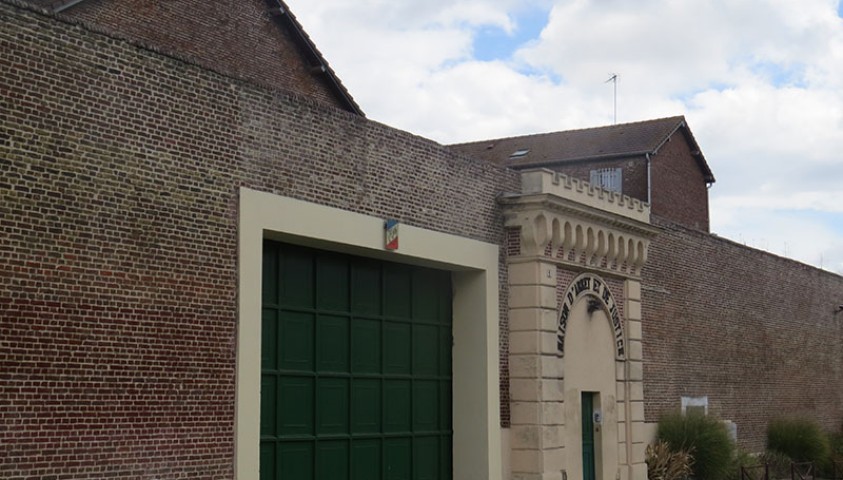 CRHCP. La maison d'arrêt de Beauvais avant sa fermeture en 2016. La porte d'entrée