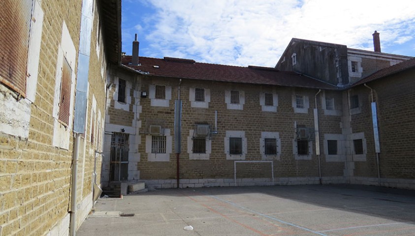 CRHCP. La maison d'arrêt de Valence avant sa fermeture en 2016. Le terrain de sport