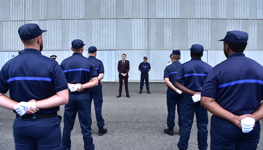 Un 14 Juillet d’exception sur le thème « Une nation engagée, unie, solidaire ».  Stéphane Bredin, directeur de l’administration pénitentiaire, rencontre les défilants.