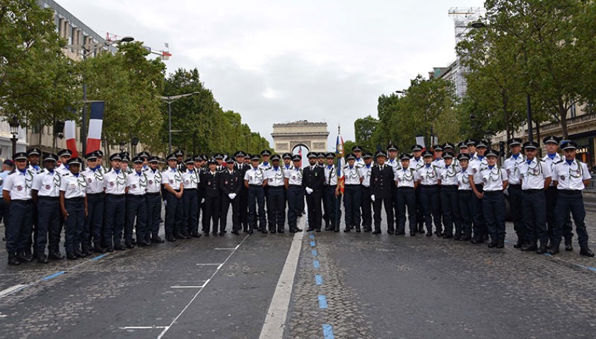 Le cœur du défilé : Le 14 juillet porté par toute une école, vu de l’intérieur Crédit photo : MC. Pujeau/Énap 