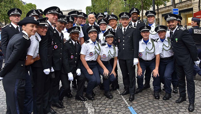 Le cœur du défilé : Le 14 juillet porté par toute une école, vu de l’intérieur Crédit photo : MC. Pujeau/Énap 