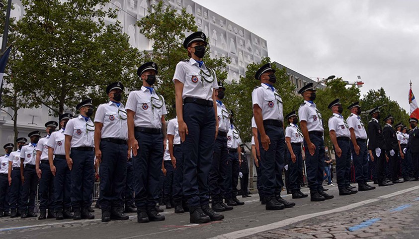 Le cœur du défilé : Le 14 juillet porté par toute une école, vu de l’intérieur Crédit photo : MC. Pujeau/Énap 