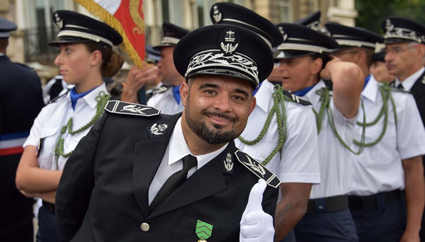 Le cœur du défilé : Le 14 juillet porté par toute une école, vu de l’intérieur Crédit photo : MC. Pujeau/Énap 