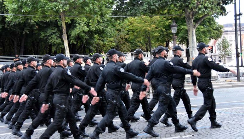 Défilé du 14 juillet 2017. Le peloton de Paris. Répétition sur les champs Elysées