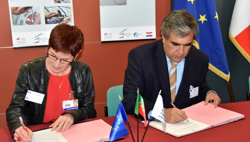 Signature de la convention de coopération entre Celso José DAS NEVES MANATA, Directeur général de la réinsertion et des services pénitentiaires (DGRSP), et Sophie BLEUET, directrice de l’Enap. Enap, juin 2018