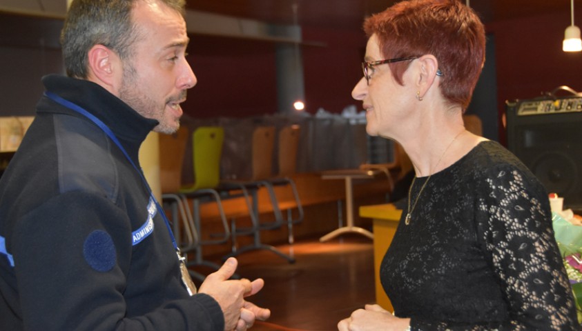 Départ de Sophie Bleuet, directrice de l’Enap. Sophie Bleuet avec un élève surveillant.