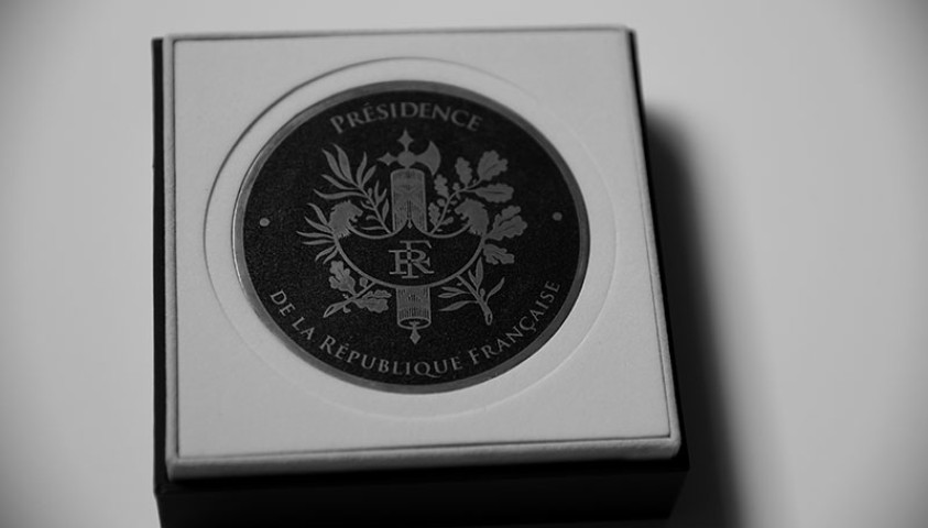 Ecole nationale d'administration pénitentiaire (Enap). Médaille de la Présidence de la République offerte par M. Emmanuel Macron, président de la République, lors de sa visite à l'Enap le 06 mars 2018. (CRHCP)