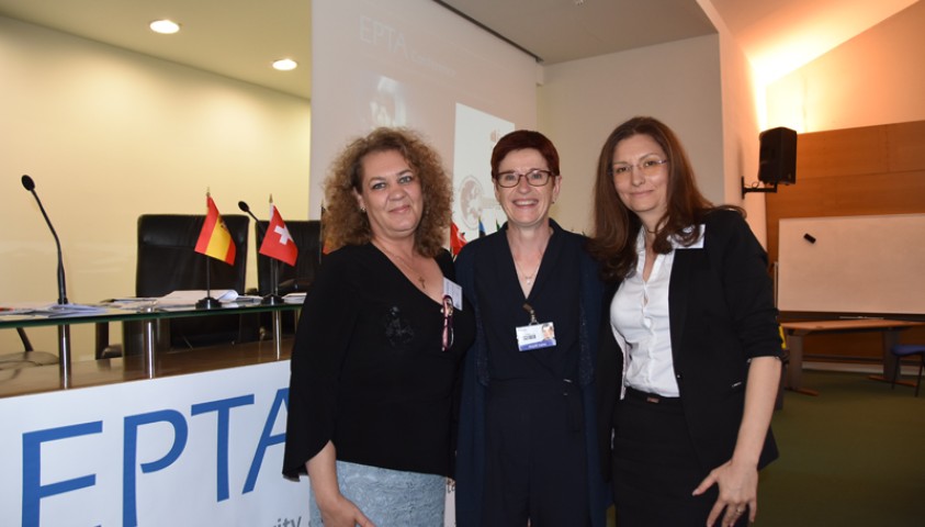Conférence annuelle du réseau EPTA. Enap, juin 2018. Sophie Bleuet, directrice de l’Enap, présidente du réseau EPTA (Réseau Européen des centres de formation des personnels pénitentiaires) , passe la main à Manuela Frangu, directrice adjointe, et Elena Gratiela Mindru, responsable de la formation de l’Ecole d’administration pénitentiaire Roumanie. La Roumanie prend la tête du réseau EPTA
