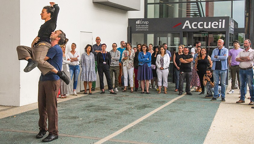 Le Collectif Cancan, artistes en résidence, inaugure le kiosque d’accueil