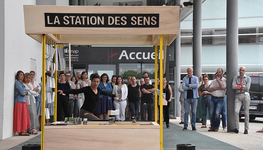 Le Collectif Cancan, artistes en résidence, inaugure le kiosque d’accueil
