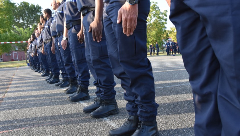 Entrée en formation de la 197ème promotion de surveillants. Session de formation au port de l'uniforme.