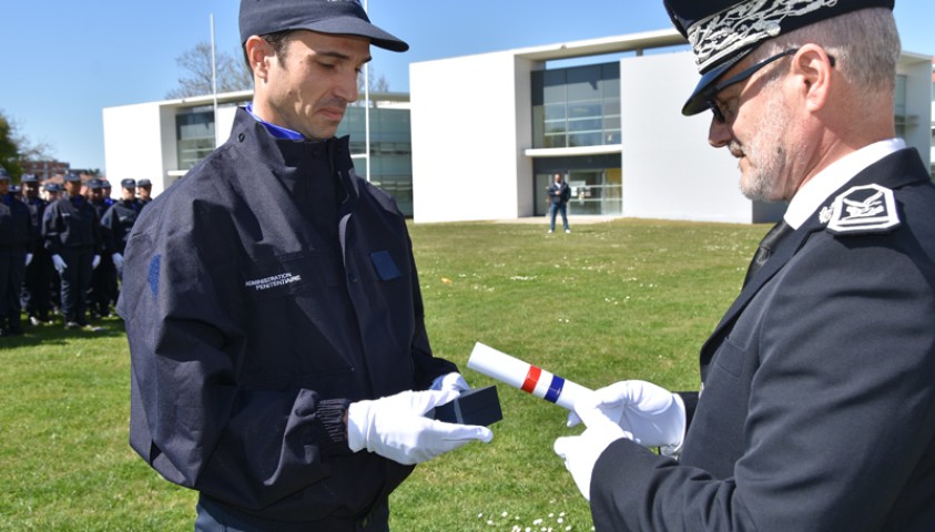 Rassemblement de fin de formation de la 198ème promotion de surveillants, Promotion René Cassin. Remise de la médaille de l'Ecole et de l'attestation de formation au major de la promotion.