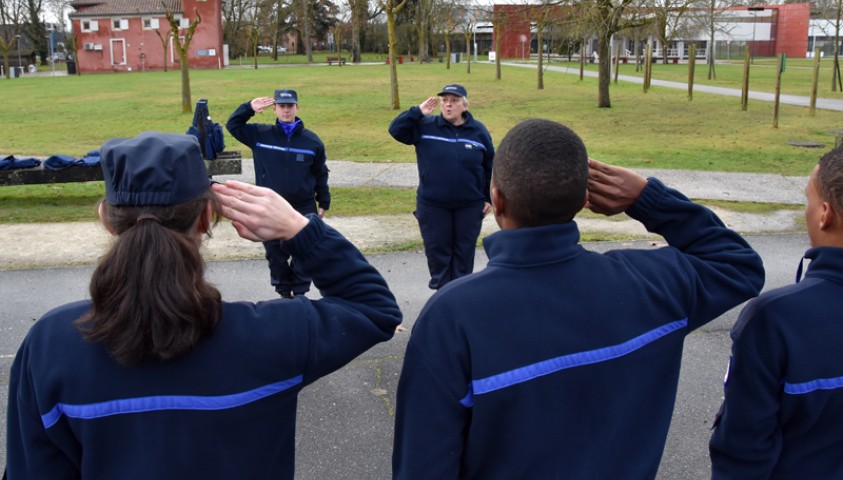 Entrée en formation de la 199ème promotion de surveillants. Formation au port de l'uniforme.