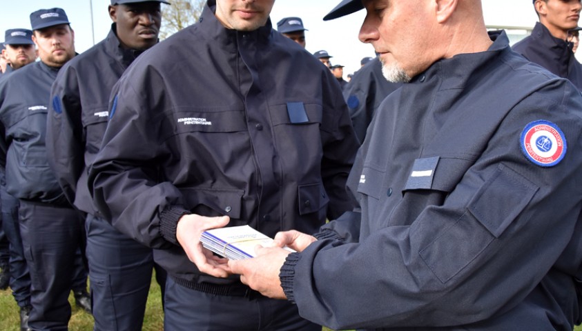 Entrée en formation de la 199ème promotion de surveillants. Remise du code de déontologie du service public pénitentiaire.