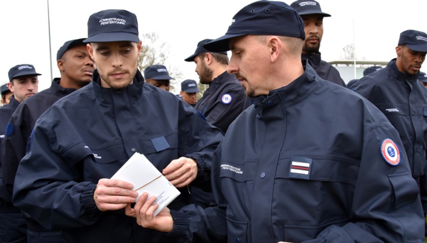 Entrée en formation de la 200ème promotion de surveillants Accueil institutionnel. Remise du code de déontologie du service public pénitentiaire