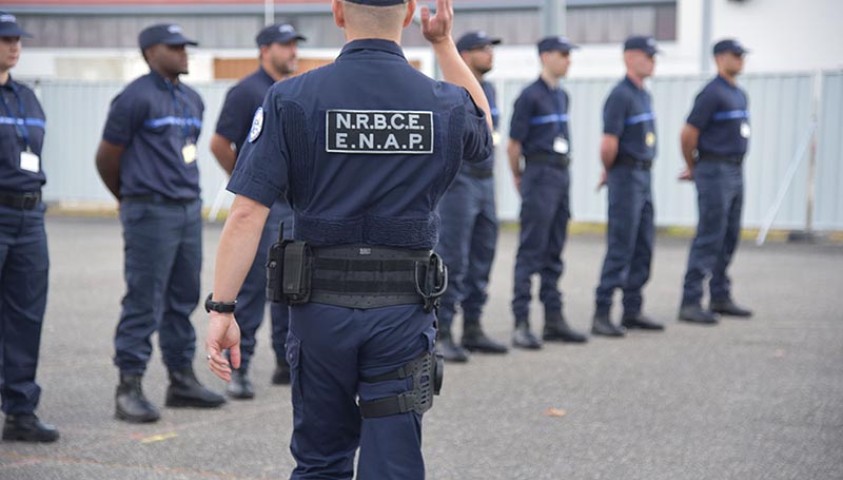 Entrée en formation de la 202ème promotion de surveillants. Formation au port de l'uniforme.