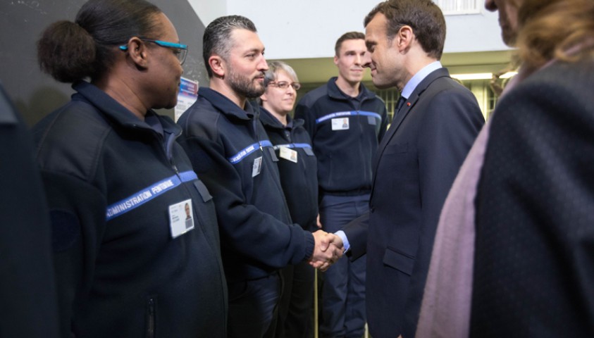 Visite d'Emmanuel Macron, président de la République, à l'Enap. Rencontre avec les élèves surveillants. Crédit photo : Laurent Blevennec, Présidence de la République. Mars 2018