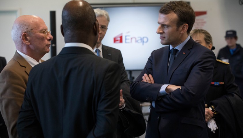 Visite d'Emmanuel Macron, président de la République, à l'Enap. Rencontre avec Paul Mbanzoulou, directeur de la recherche à l'Enap, et Robert Cario, président de l'Institut français pour la justice restaurative. Crédit photo : Laurent Blevennec, Présidence de la République. Mars 2018