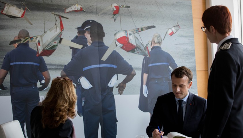 Visite d'Emmanuel Macron, président de la République, à l'Enap. Signature du livre d'or dans le bureau de Sophie Bleuet, directrice de l'Enap. Crédit photo : Laurent Blevennec, Présidence de la République. Mars 2018