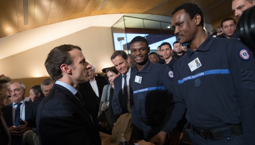 Visite d'Emmanuel Macron, président de la République, à l'Enap. Rencontre avec les élèves surveillants. Crédit photo : Laurent Blevennec, Présidence de la République. Mars 2018